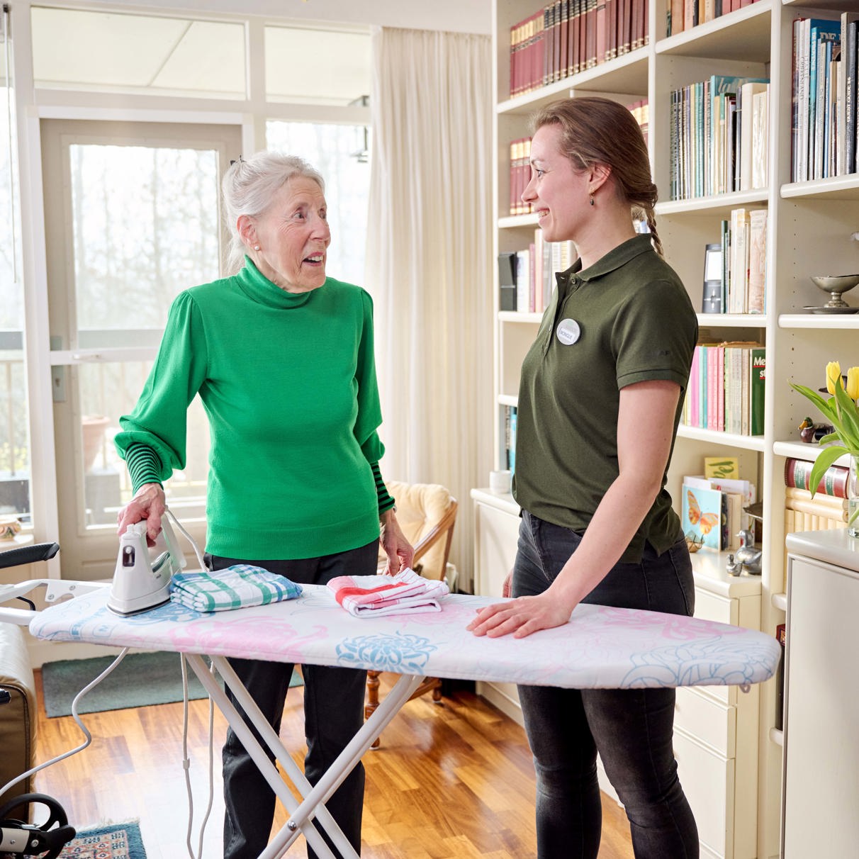 Woon je thuis en heb je bij sommige dingen hulp nodig? De zorg en aandacht die we bieden in het verpleeghuis, kunnen we ook bij je thuis brengen. 