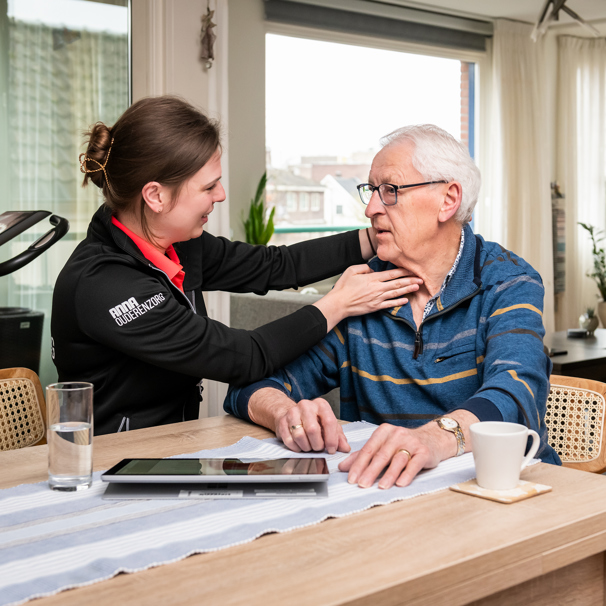 Logopediste zit met cliënt aan tafel. Ze wijst met haar hand naar de hals van de cliënt om uitleg te geven over het slikken. Vind je het lastig om te praten of ben je slecht verstaanbaar? Of heb je moeite met slikken? Onze logopedisten helpen je verder.