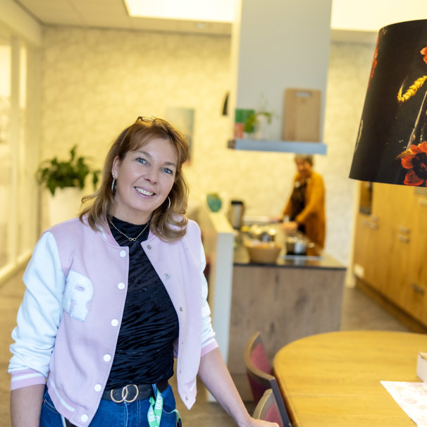 Hospice verpleegkundige Carola Peters staat in een mooie ruimte van het hospice. Verpleegkundige Carola Peters blikt terug op 10 jaar liefdevolle zorg in hospice Het Baken.