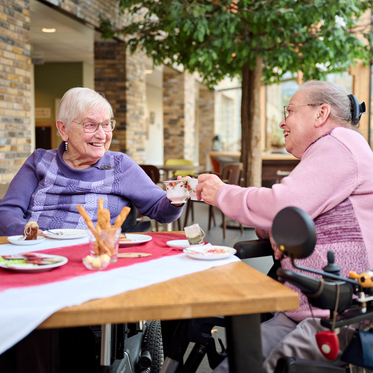 Heb je een vraag over wonen bij Anna? Of wil je meer weten over Anna bij je thuis, dagbehandeling of dagbesteding? Ons transmuraal team helpt je graag verder.