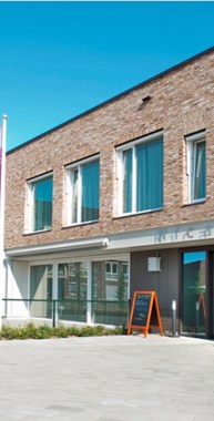 Voorzijde en ingang van het gebouw van  woonzorgcentrum Anna Nicasius Bij woonzorgcentrum Anna Nicasius is plek voor 50 ouderen met dementie en 22 ouderen die lichamelijke zorg nodig hebben.
