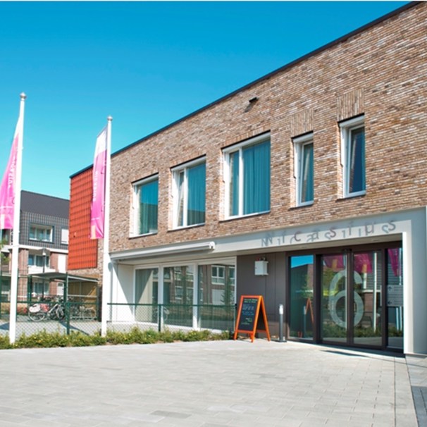 Voorzijde en ingang van het gebouw van  woonzorgcentrum Anna Nicasius Bij woonzorgcentrum Anna Nicasius is plek voor 50 ouderen met dementie en 22 ouderen die lichamelijke zorg nodig hebben.