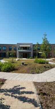 Ruim 80 ouderen met dementie wonen in woonzorgcentrum Heide. Een nieuw gebouw uit 2023 met een grote binnentuin en een mooi dakterras.