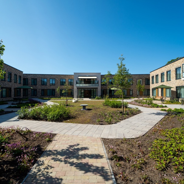 Ruim 80 ouderen met dementie wonen in woonzorgcentrum Heide. Een nieuw gebouw uit 2023 met een grote binnentuin en een mooi dakterras.